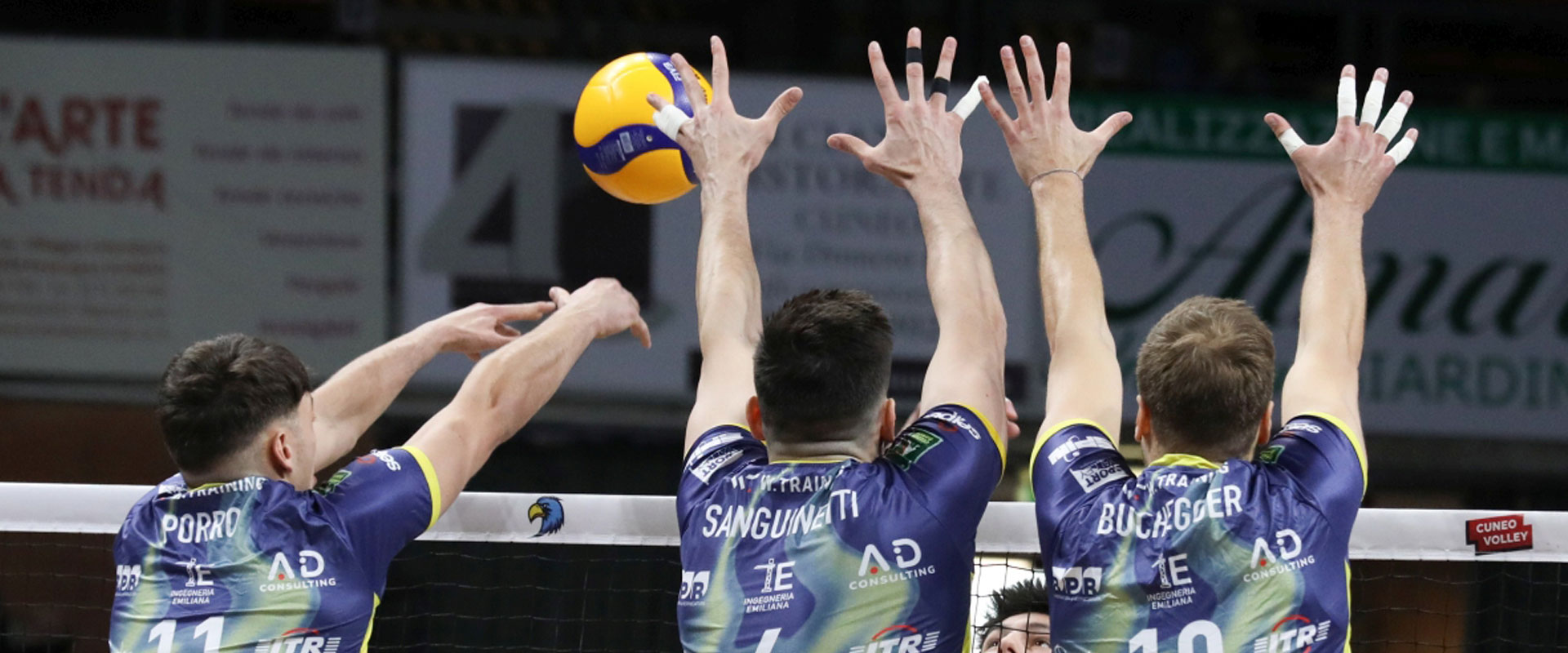 Dos ejecuciones técnico/tácticas del bloqueo individual